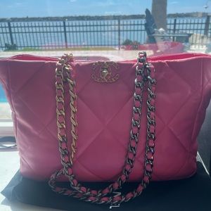 NIB CHANEL 19 LAMBSKIN EAST WEST TOTE PINK $5800